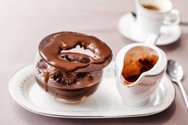 Çikolata dökme ile çikolata tatlı