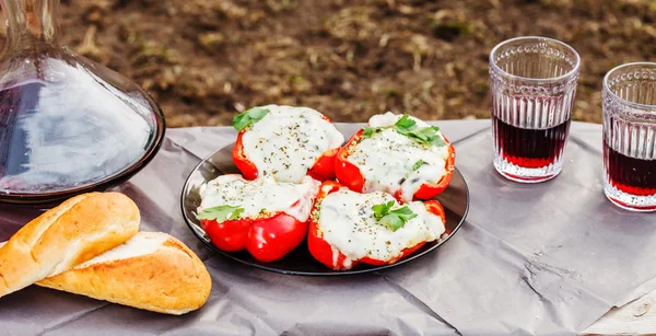 Gevulde paprika 's met kaas — Stockfoto