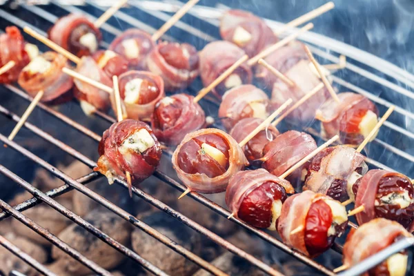 Grilled dates with bacon — Stock Photo, Image