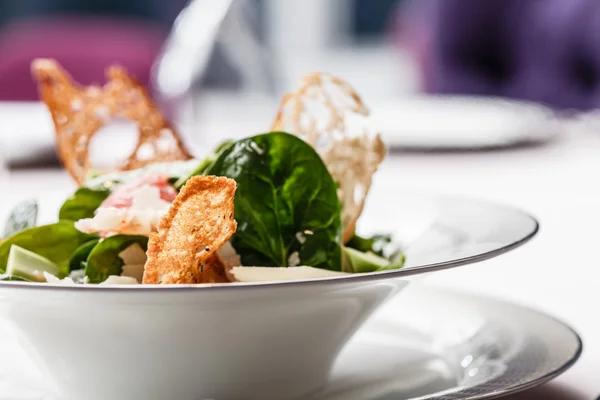 Salad with vegetables and toasts — Stock Photo, Image