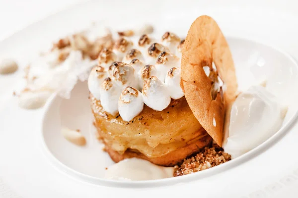 Apple cake with meringue — Stock Photo, Image