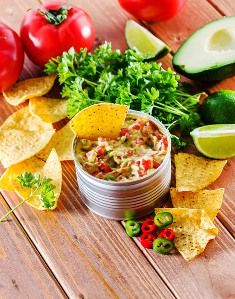 Mexikanische Guacamole mit Nachos — Stockfoto