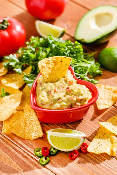 Guacamole mexicano com nachos — Fotografia de Stock