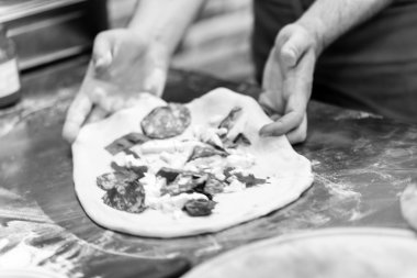 Şef pizza yapma
