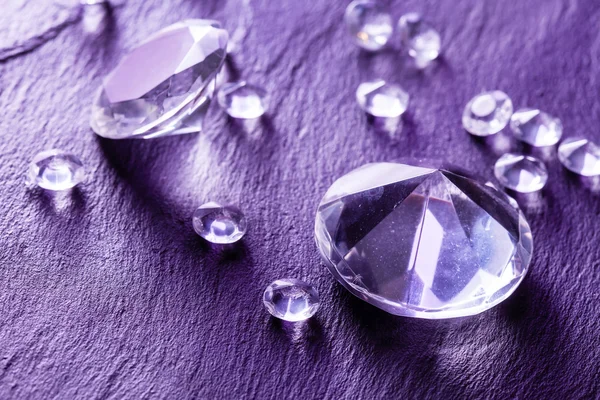 Olika diamanter med lila ljus — Stockfoto