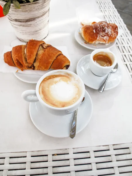 Croissants y una taza de café — Foto de Stock