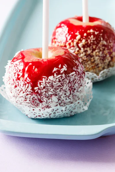 Manzanas de caramelo en palos — Foto de Stock