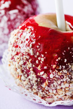 karamelli elma sopa üzerinde