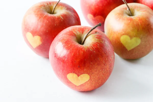 Manzanas con corazón cortado símbolos — Foto de Stock