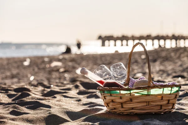 Cesta de picnic en la playa — Foto de Stock