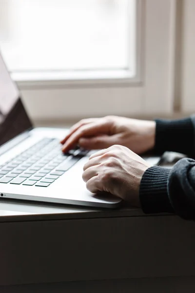 Mãos de homem com laptop — Fotografia de Stock