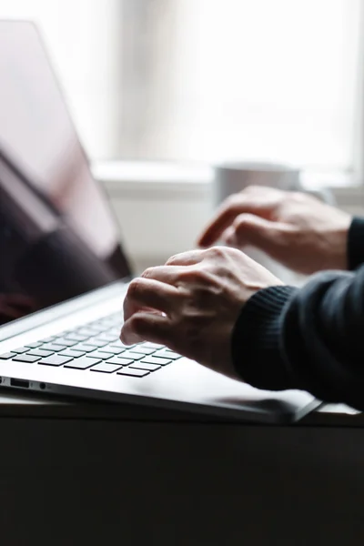 Man hands with laptop — Stock Photo, Image