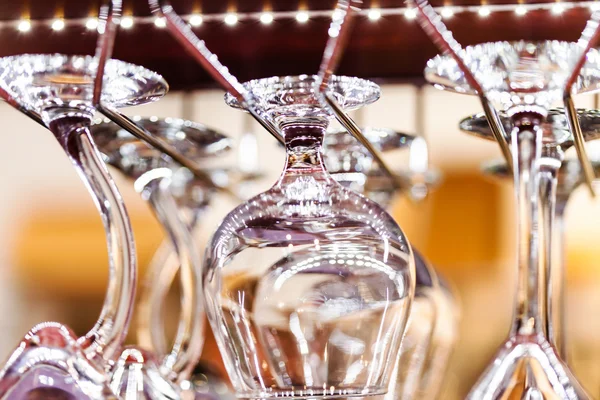 Tomma glas hängande i bar — Stockfoto