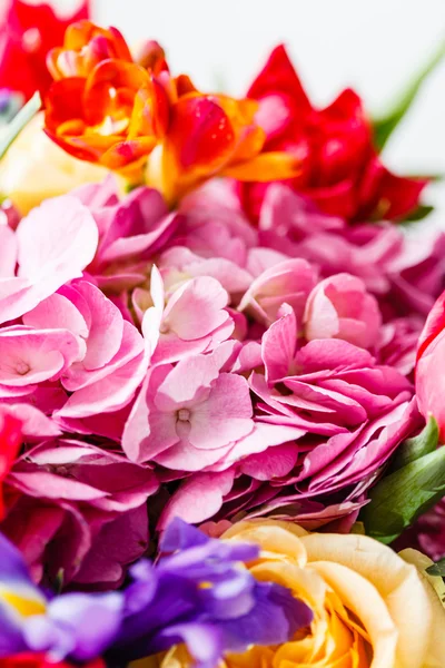 Strauß heller Blumen — Stockfoto