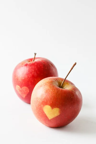 Manzanas con símbolos del corazón — Foto de Stock