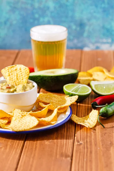 Mexikanische Guacamole mit Nachos — Stockfoto