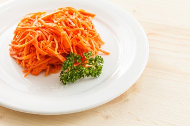 Havuç salatası plaka üzerinde