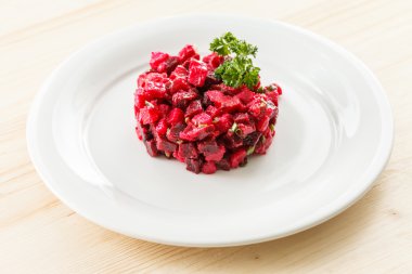 Pancar salatası plaka üzerinde