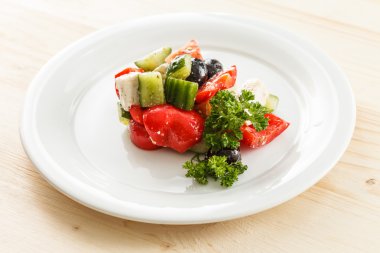 plaka üzerinde Yunan salatası