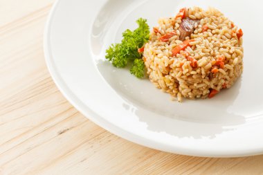 Kızarmış pirinç ve et.