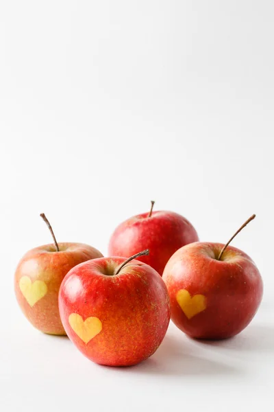 Äpfel mit Herzsymbolen — Stockfoto