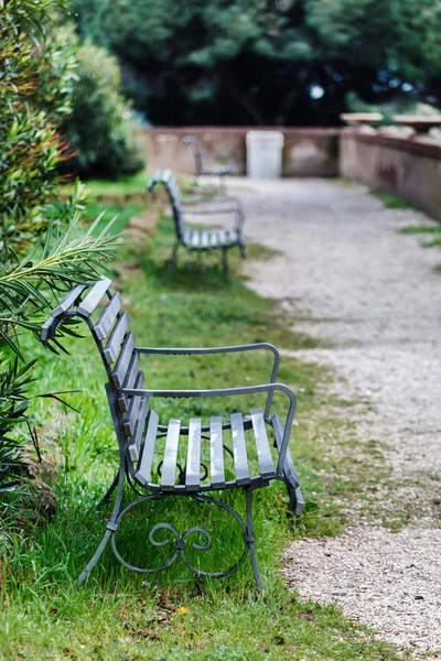 Green bench in the park — Stock Photo, Image