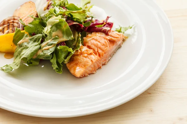 Salmão com legumes grelhados — Fotografia de Stock