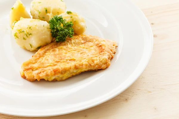 Salchicha Schnitzel con patatas —  Fotos de Stock