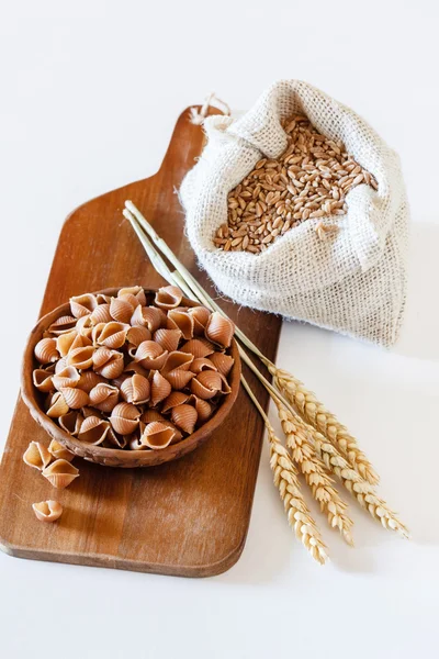 Pasta de trigo integral en un tazón — Foto de Stock