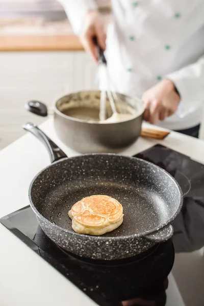 厨师制作煎饼 — 图库照片