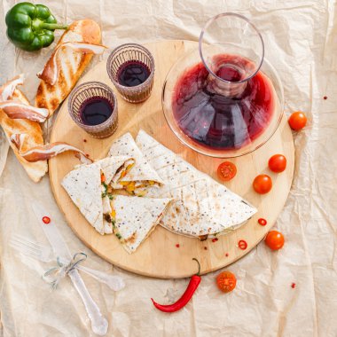 Izgara ekmeği ve kırmızı şarap