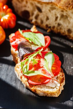 Domates ile lezzetli bruschetta