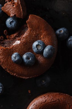 Yaban mersini ile çikolatalı kek