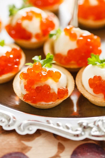 KANAPE med kaviar på tallrik — Stockfoto