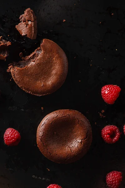 Pasteles de chocolate con frambuesas —  Fotos de Stock