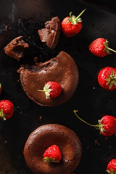 Čokoládové dortíky s jahodami — Stock fotografie