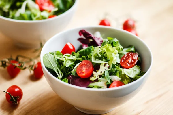 Salade aux tomates et basilic — Photo