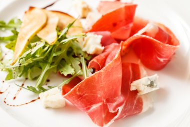 plaka üzerinde jambon salatası