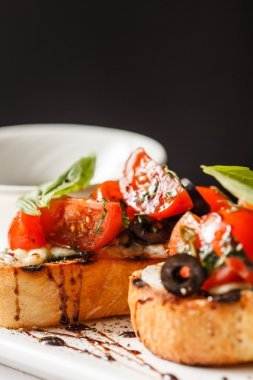 Bruschetta domates, mozarella ve fesleğen ile