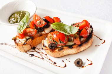 Bruschetta domates, mozarella ve fesleğen ile