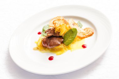 OIE ciğeri plaka üzerinde sos ile