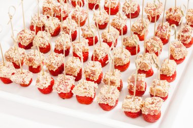 Çilek tuna üzerinde sopa ile