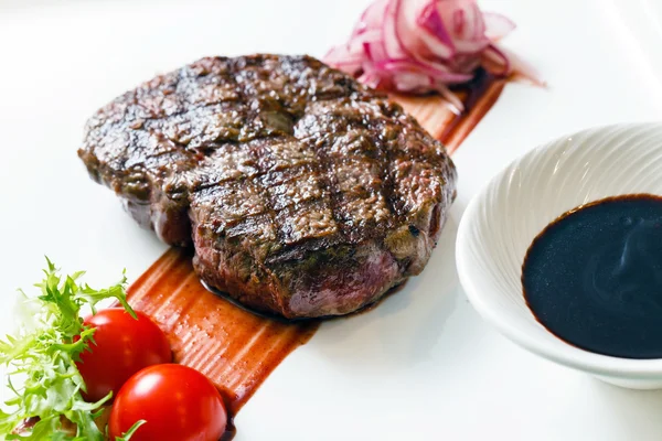 Bife de carne com molho — Fotografia de Stock