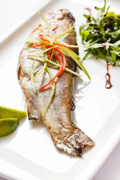 Baked carp with salad — Stock Photo, Image