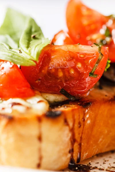 Bruschetta con tomate, mozarella y albahaca — Foto de Stock