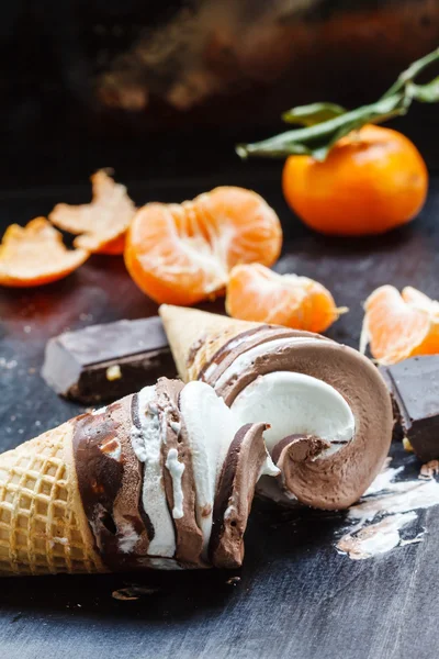 Helado de chocolate con mandarinas — Foto de Stock