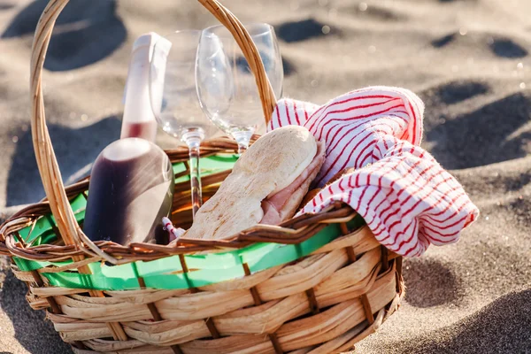 Picnic basket on the beach — Stock Photo, Image