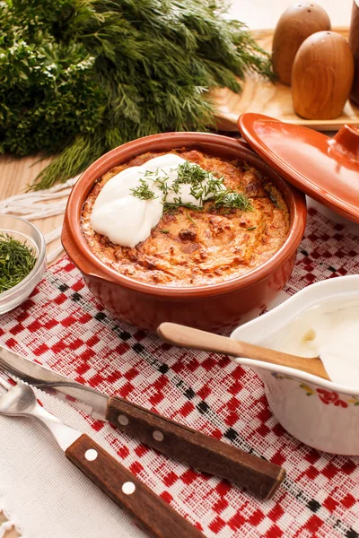 Geroosterde aardappelen met saus — Stockfoto