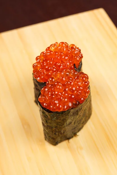 Вкусные суши с икрой — стоковое фото