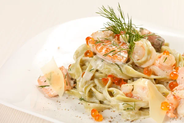 Pasta with salmon and caviar — Stock Photo, Image